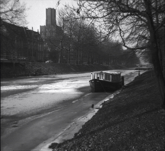 854887 Gezicht op de Stadsbuitengracht te Utrecht, ter hoogte van het Geertebolwerk, uit het zuidoosten, met links de ...